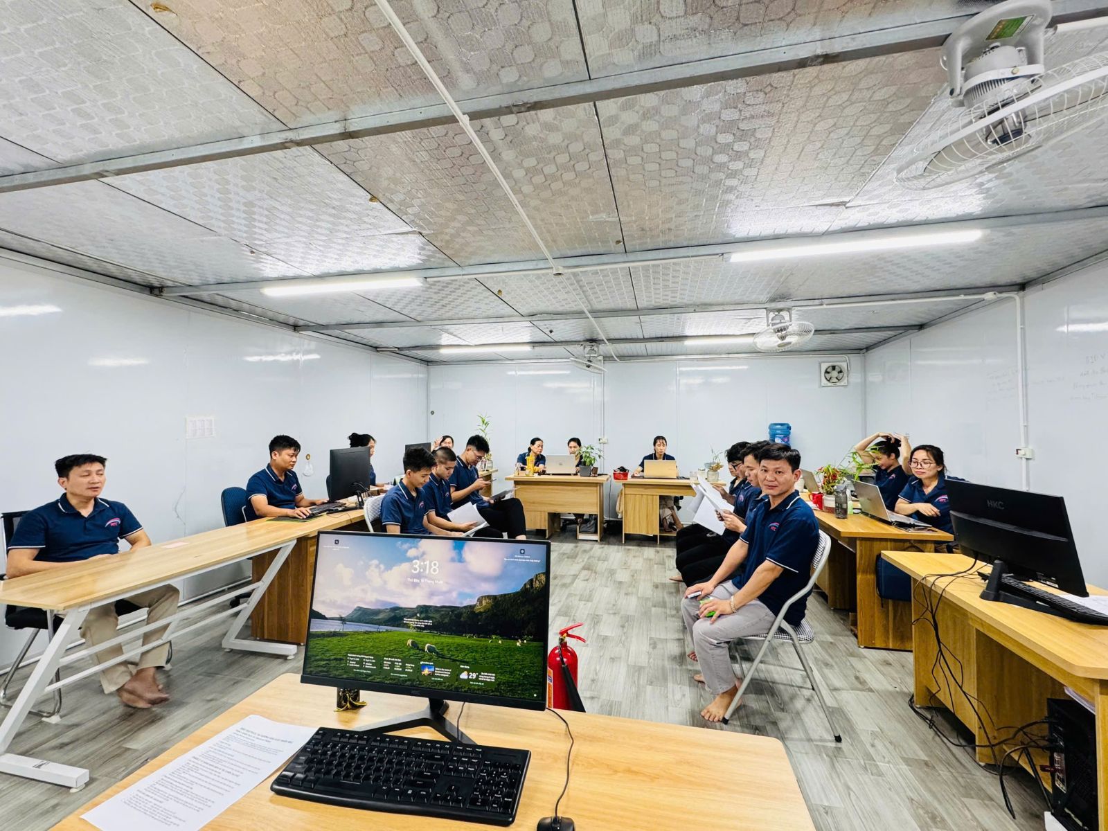 Giám đốc Dương Văn Hùng phổ biến quy trình PCCC trước toàn thể nhân viên.