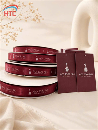Ruy Băng In Logo Cho Local Brand: Cách Đồng Bộ Với Thẻ Treo Và Bao Bì