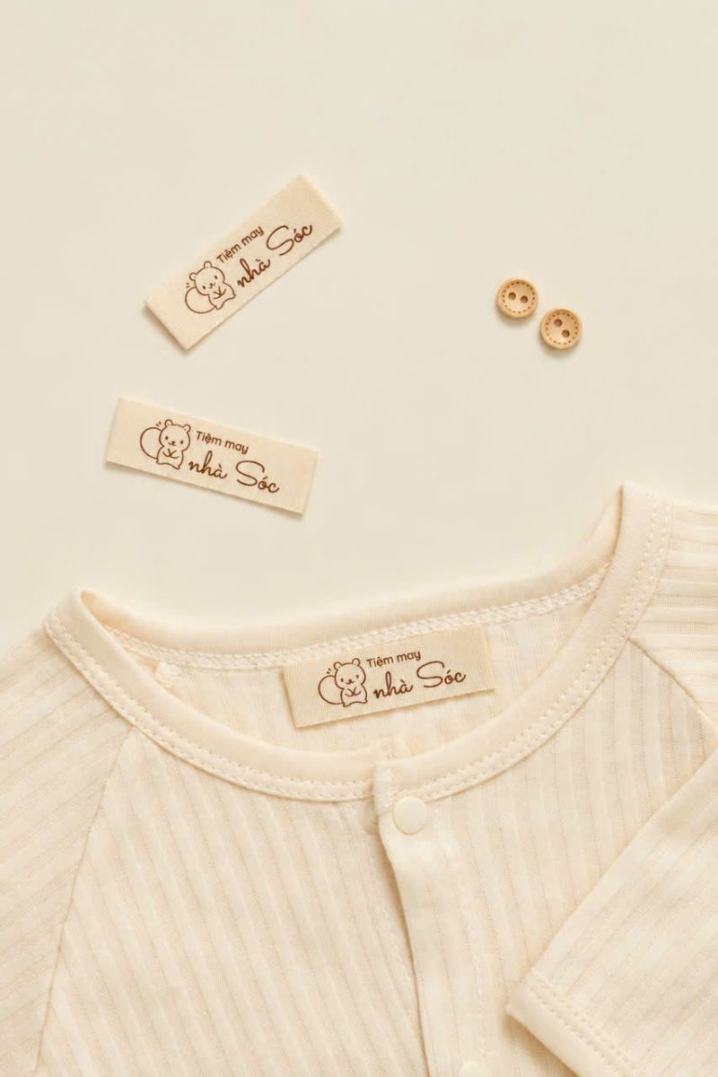 Nhãn in cotton mềm gắn ở cổ áo trẻ em.