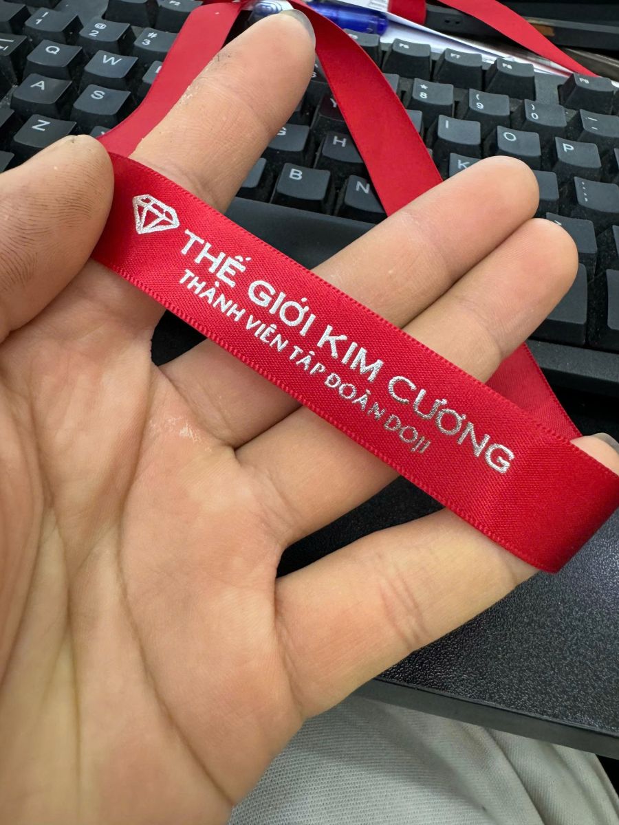 Logo ép kim sắc nét trên ruy băng satin.