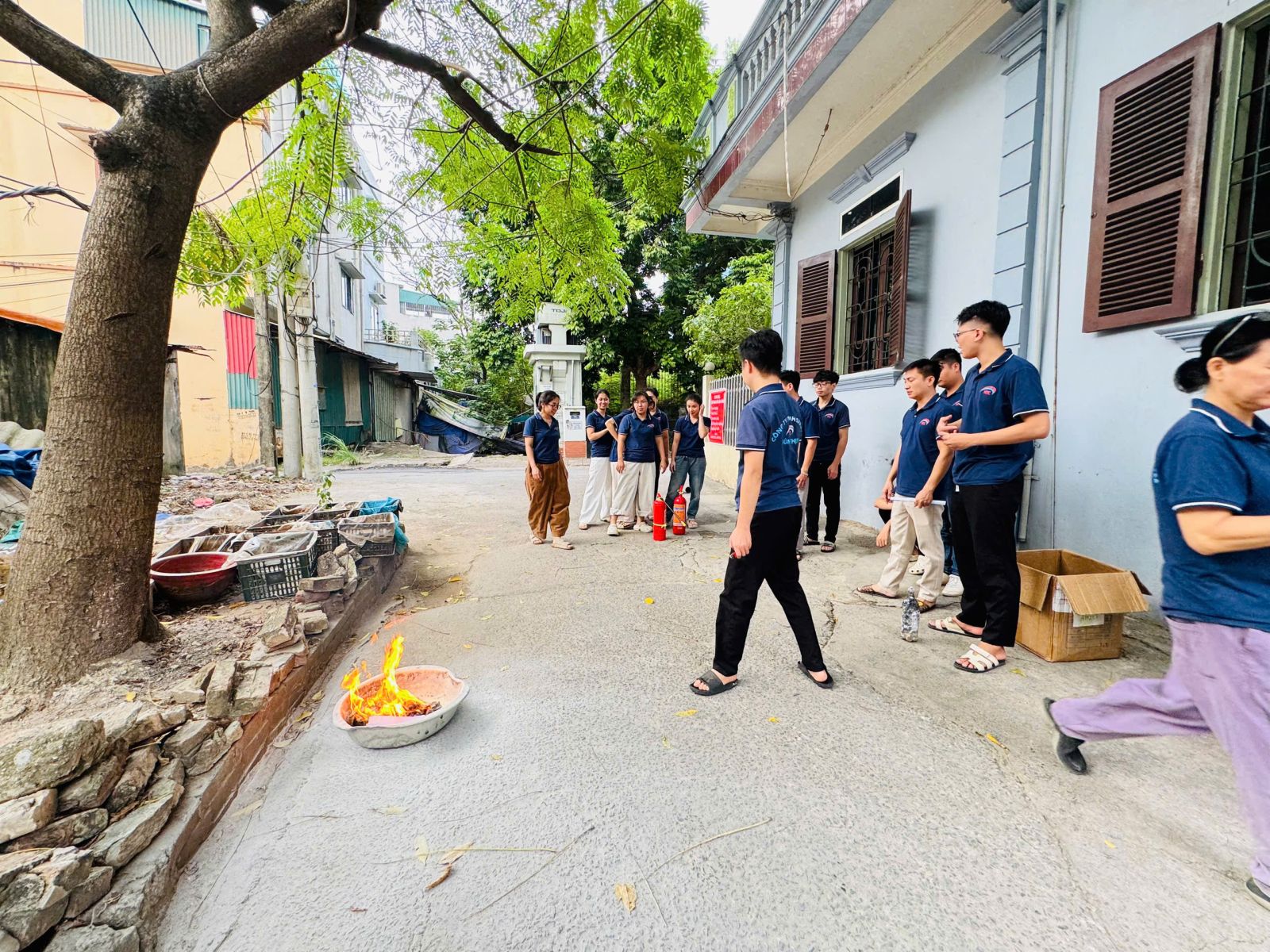 Thực hành dùng bình CO2: phun vào gốc lửa, giữ khoảng cách an toàn.